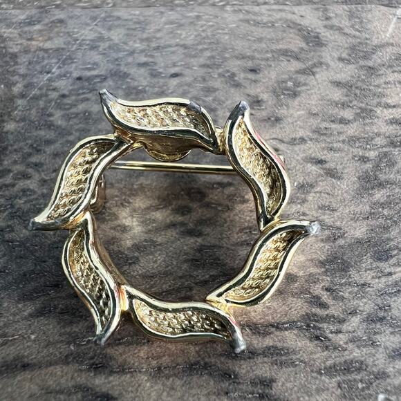 Vintage Gerry's Gerry Weber Gold Leaf Wreath Small Pin - Picture 2 of 5
